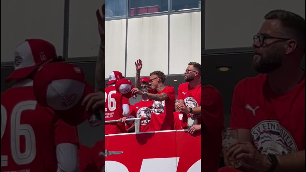 Noa Lang geniet van een sigaar tijdens de huldiging van PSV 🚬 #lang #psv #eindhoven
