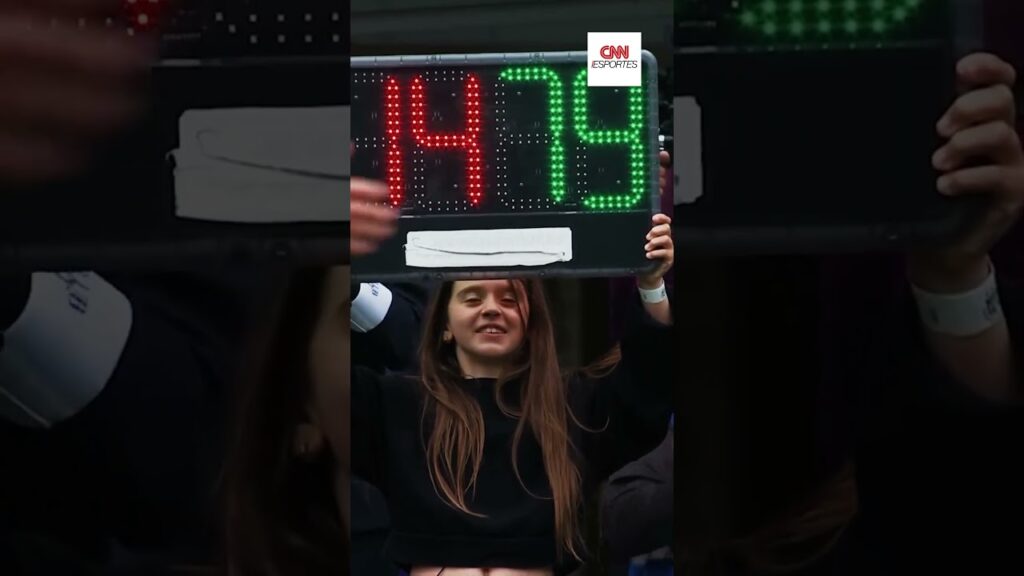 Filha de Vertonghen levanta placa de substituição em último jogo do zagueiro | CNN ESPORTES