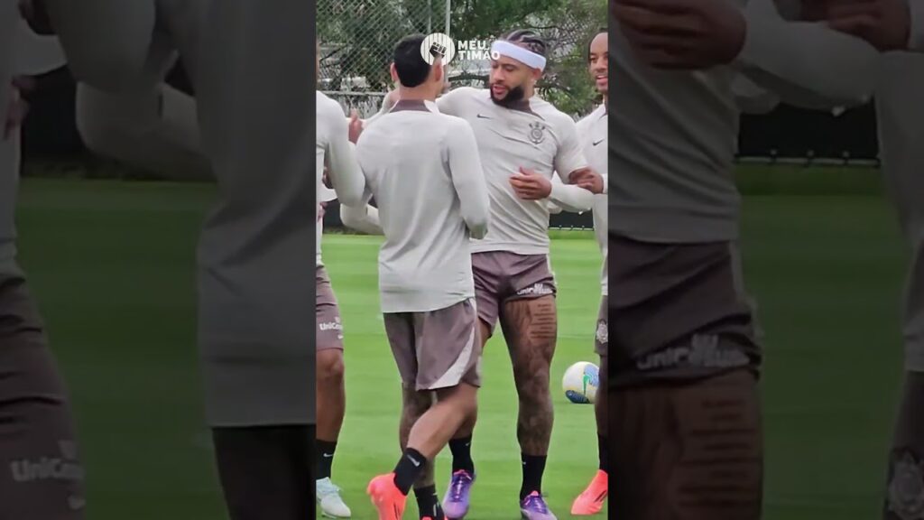 MEMPHIS DEPAY TOMANDO PETELECO NO TREINO DO CORINTHIANS
