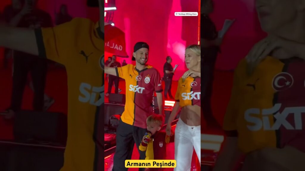 Dries Mertens ve Eşi Kat sahneye çıkış anları ! Göz yaşlarını tutamadılar ! #mertens #galatasaray Dries Mertens ve Eşi Kat sahneye çıkış anları ! Göz yaşlarını tutamadılar ! #mertens #galatasaray