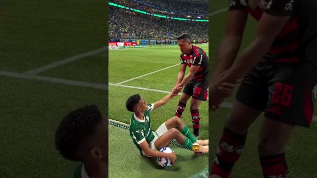 Estêvão vai ao CHÃO no corpo a corpo com Alex Sandro! #flamengo #palmeiras #shorts
