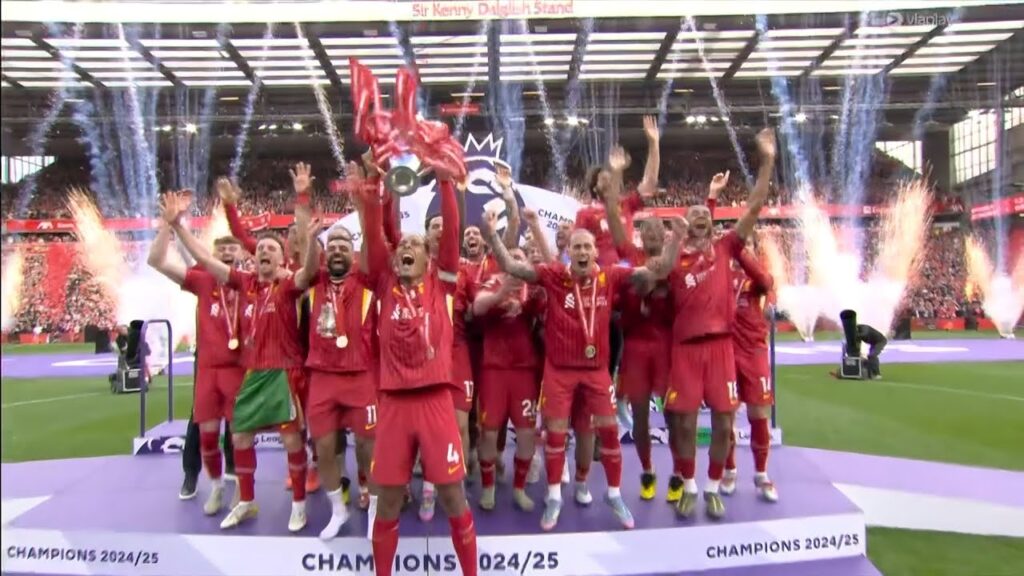 VIRGIL VAN DIJK SOULÈVE LE TROPHÉE : LIVERPOOL EST CHAMPION D’ANGLETERRE 🏆🔴