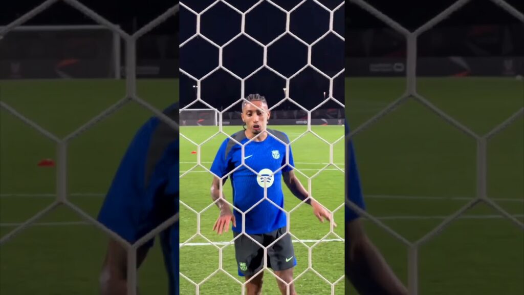 Goalkeeper mode: ON 🤣🔝  #fcbarcelona #football #raphinha