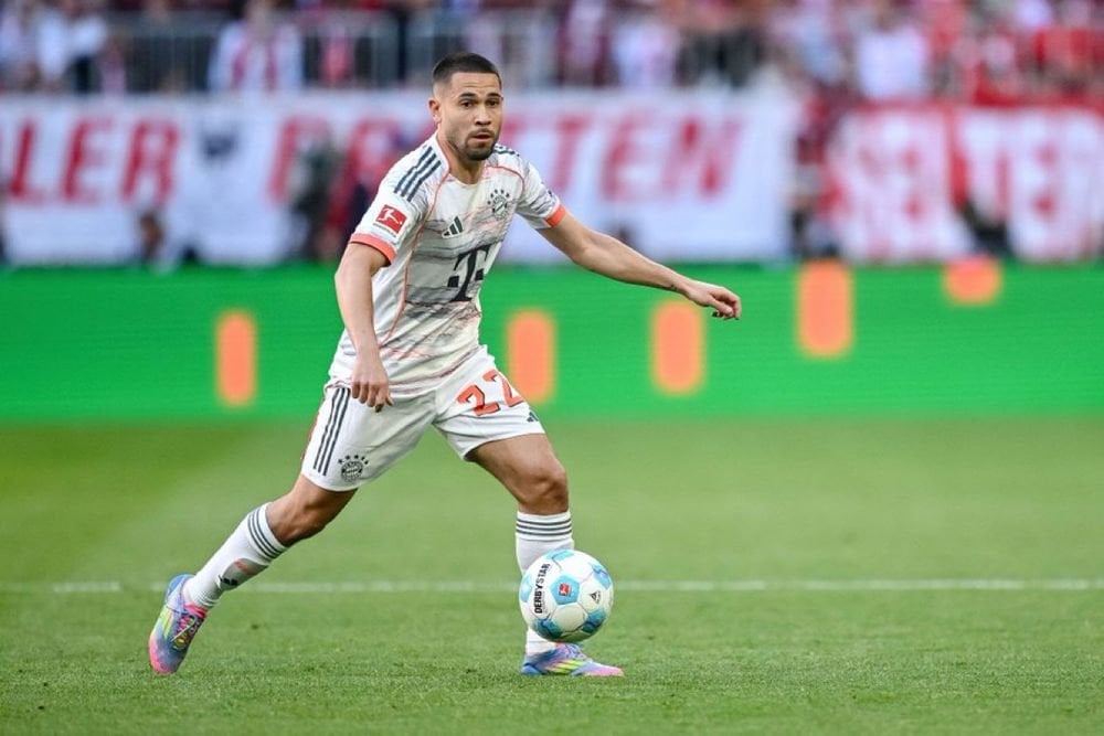 Bayern are willing to listen to offers for Raphaël Guerreiro this summer in order to generate a fee before his contract expires next year. But before that, the club wants to have Guerreiro at the Club World Cup due to the shortage of options at left-back. The Portuguese player has suitors