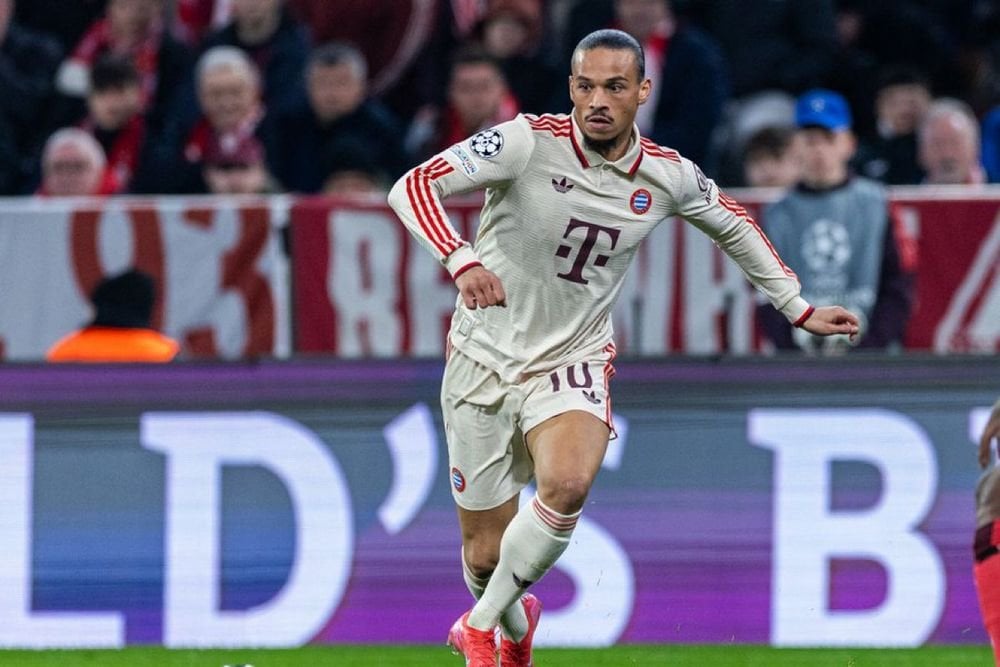 Napoli owner Aurelio De Laurentiis is using a potential signing of Leroy Sané as an argument to convince Antonio Conte to stay at the club. Negotiations between Napoli and Sané are underway and the 'story is hot' [@liumonti, @Gazzetta_it]