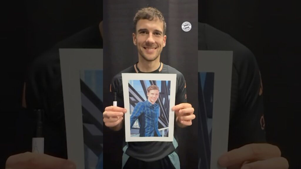Leon Goretzka signs a picture from the past!