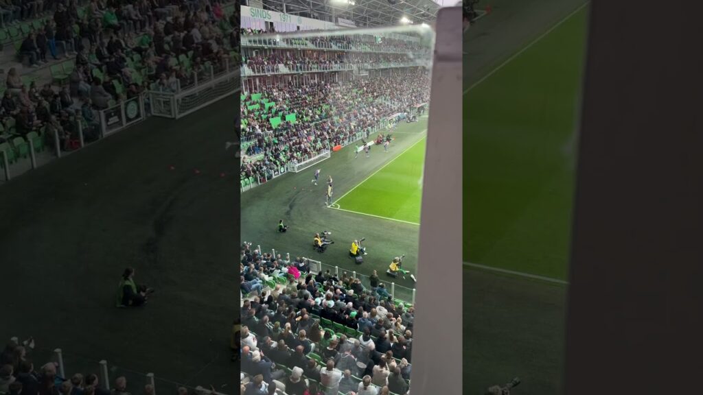 Wout Weghorst warmt even fijn op binnen de lijntjes #woutweghorst #ajax #groningen #eredivisie