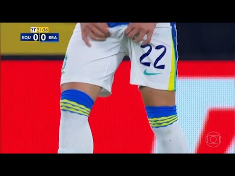 Gabriel Martinelli levando bolada no saco - Soccer Nut Shot