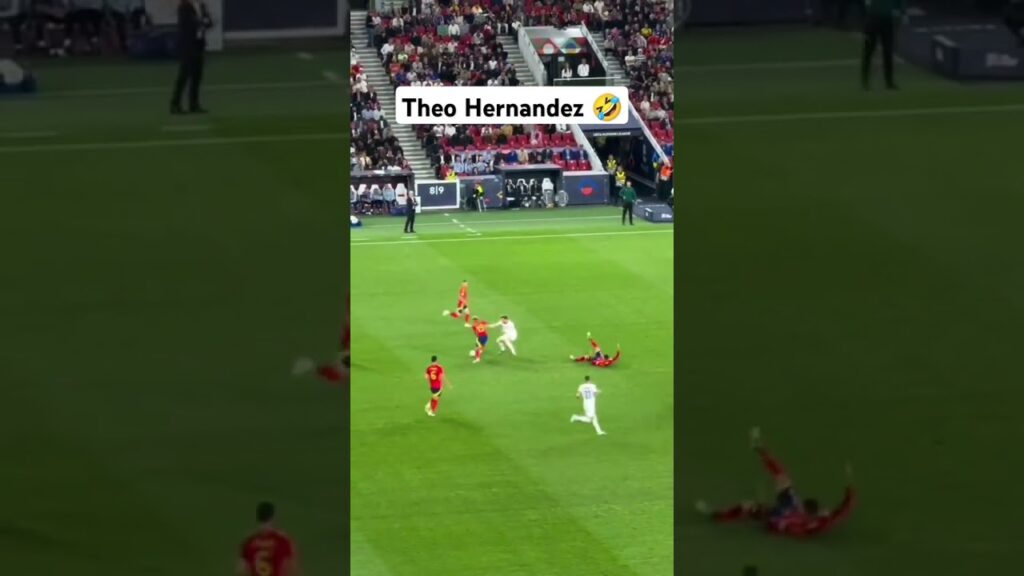 Theo Hernandez fa cadere Yamal🤣 #shorts #divertente