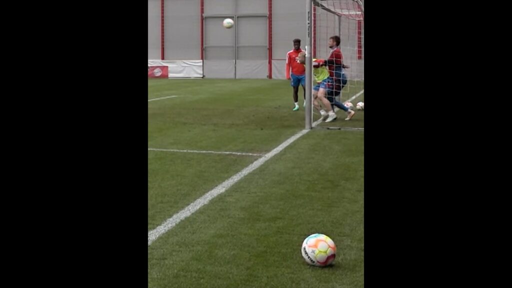 Kingsley Coman didn't let Matthijs De Ligt scoring a goal during Bayern's training session