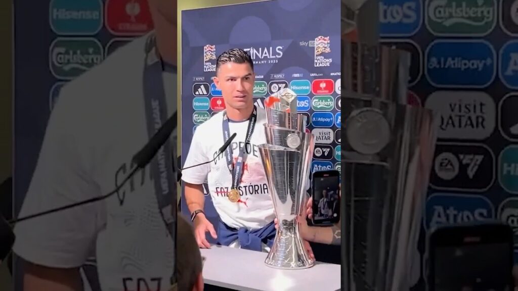 Bruno Fernandes brings the trophy to Cristiano Ronaldo during his interview!