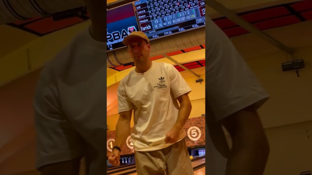 Leon Goretzka playing bowling during his days off before traveling to the USA for the Club World Cup