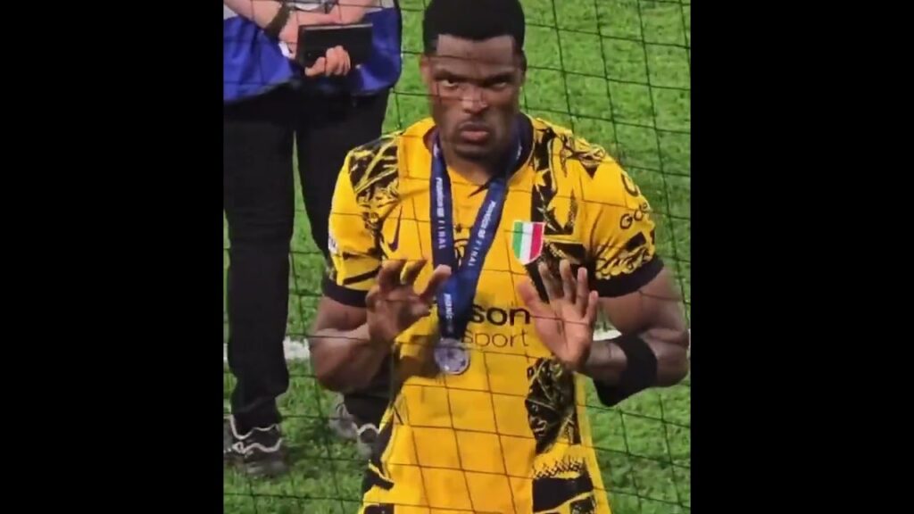 Dumfries unico a chiedere scusa ai tifosi dell'#inter alla fine della finale contro il #psg