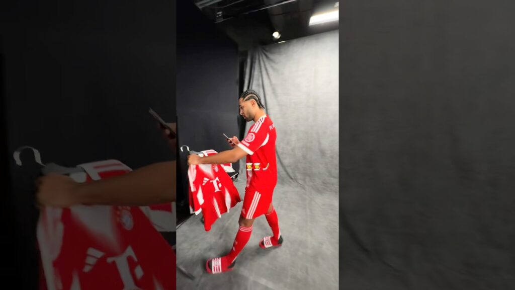 Serge Gnabry signed the new Bayern shirt and created content about it