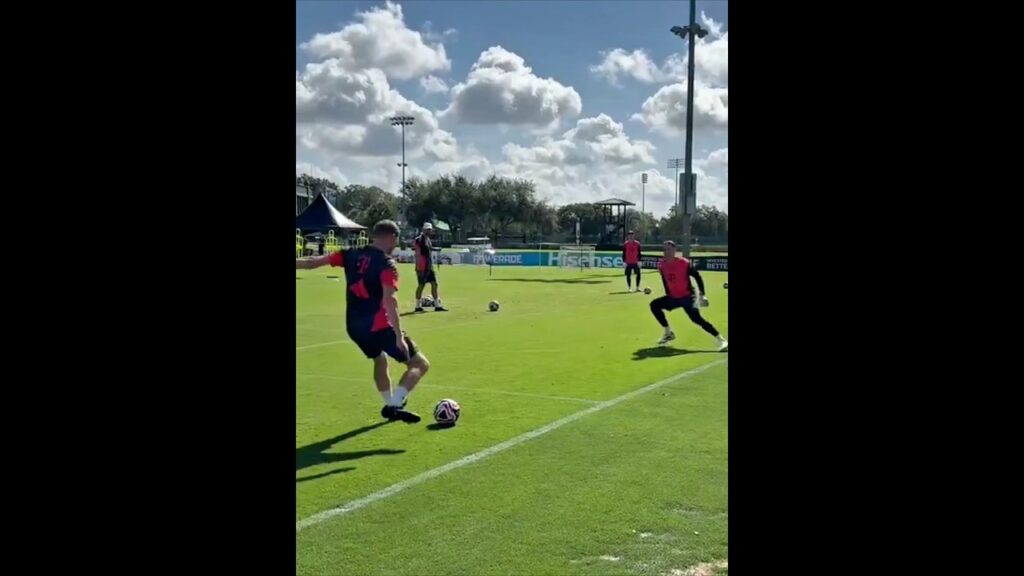 Manuel Neuer in a goalkeeping training session | Bayern is getting ready for FIFA Club World Cup