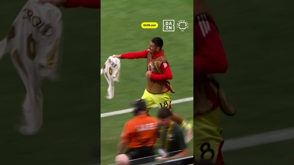 Olivier Giroud really forgot his jersey 😂