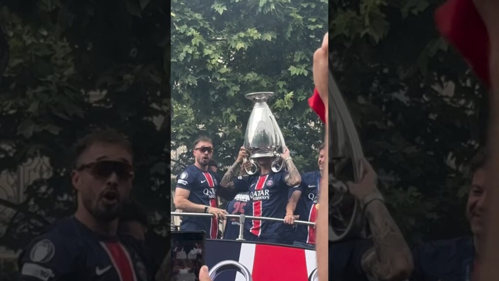 ❤️😂 Lucas Hernandez enfile la Coupe aux grandes oreilles (PSG, Paris) #football #shorts