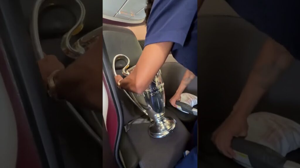 KKKK O CAPITÃO MARQUINHOS CUIDANDO BEM DA SUA MAIS NOVA AMIGA: A TAÇA DA CHAMPIONS!