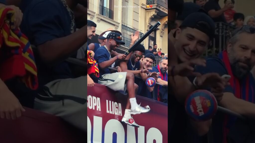 ❤️ Ansu Fati tout heureux jongle un tout petit ballon en haut du bus (Barça) #football #shorts