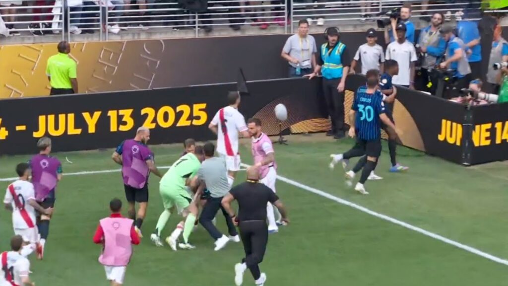 Denzel Dumfries vs Marcos Acuña Fight, Gonzalo Montiel Red Card, Inter vs River Plate Highlights