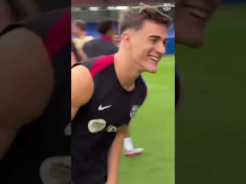 Pasillo de collejas a Gavi para celebrar su vuelta al trabajo con el grupo I MARCA