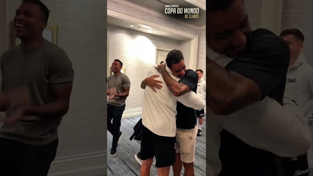 Danilo e Alex Sandro visitam ex-companheiros da Juventus | CNN ESPORTES