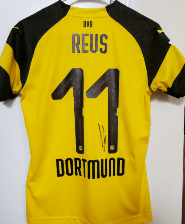 is the autograph real?