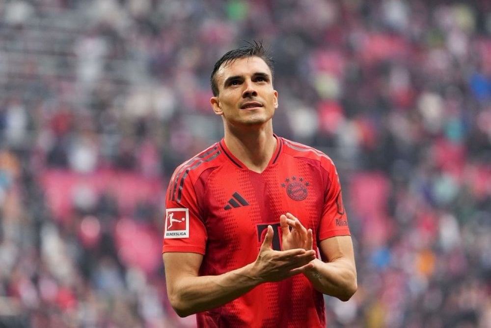 Benfica are interested in João Palhinha. The Portuguese side has yet to make an offer, but are monitoring the player's situation closely. The cost of a potential deal and the fact Palhinha prefers to stay at Bayern are obstacles [@cnnportugal]