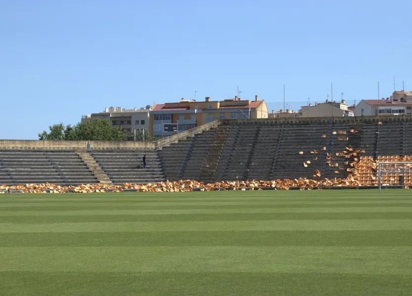 Obras em Alverca para licenciar os 7.700 lugares do Estádio na Primeira Liga. Novas cadeiras, acessos, casas de banho e cobertura nas bancadas (exceto no topo Sul).