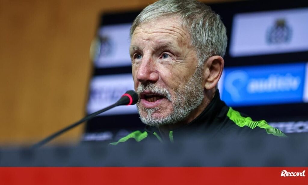 Stuart Baxter segue no comando do Boavista na próxima época