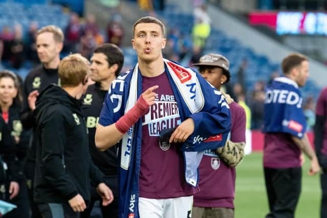 Vincent Kompany has set his sights on Burnley centre-back Maxime Estève. Kompany appreciates the Frenchman's top character, the fact he's strong in duels and good in the build-up play. But at the moment, there's nothing concrete. A potential move depends on a Kim Min-jae departure[@kessler_philipp]