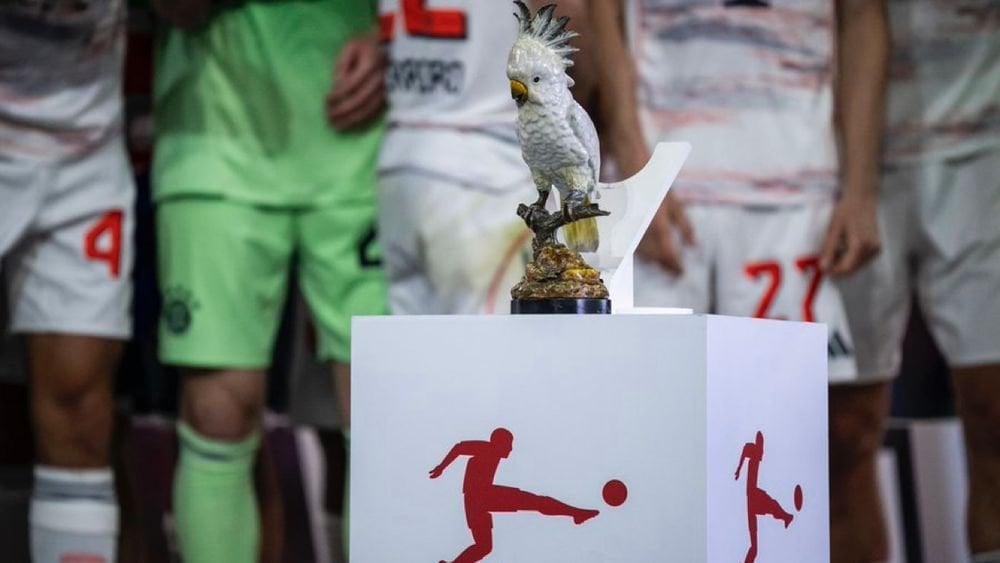 The team will be taking the cockatoo with them to the Club World Cup. Bayern have already arranged for a suitable transport box to ensure that the porcelain bird remains undamaged on the flight to Orlando and on further trips during the tournament. It is now officially the team's lucky charm