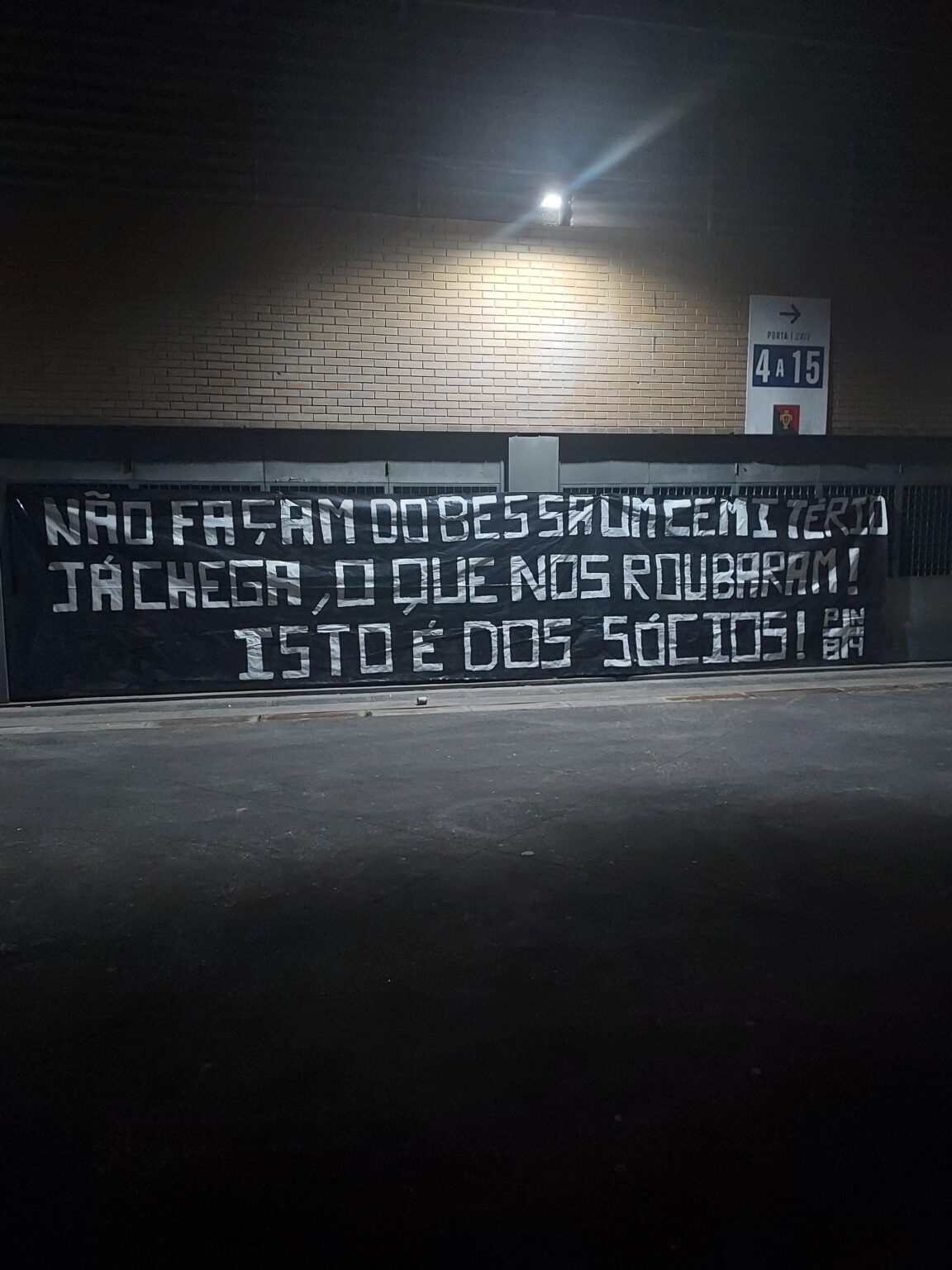 Nova tarja exposta no estádio