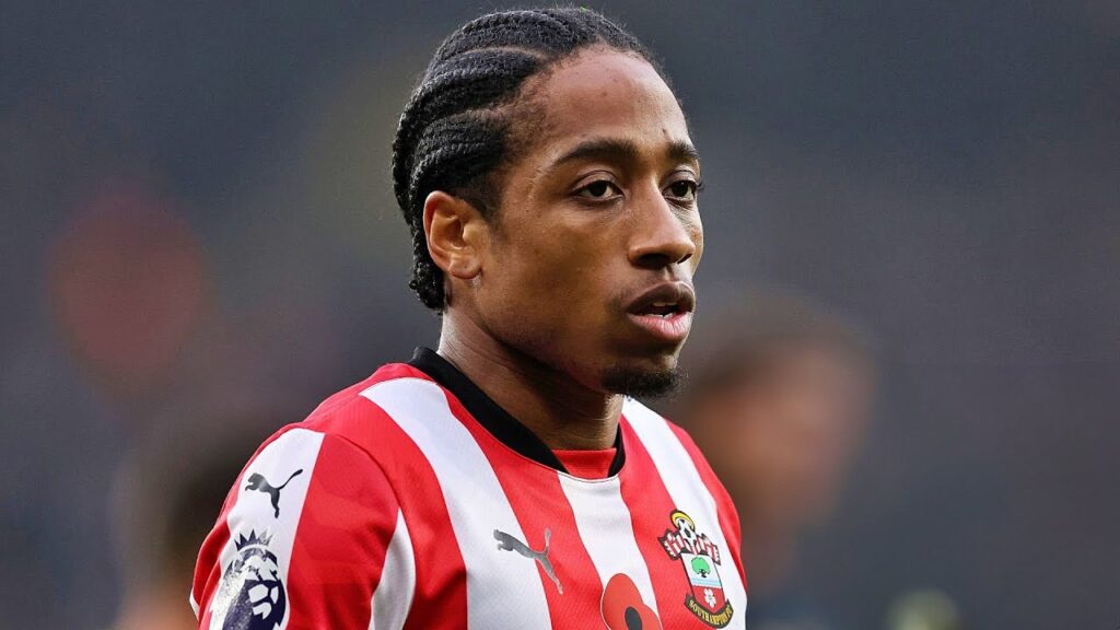𝐋𝐎𝐎𝐊 𝐖𝐇𝐀𝐓 Kyle Walker-Peters doing at Southampton
