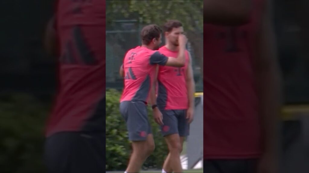 Thomas Müller jokes with Leon Goretzka before Bayern Munich's training session｜Club World Cup