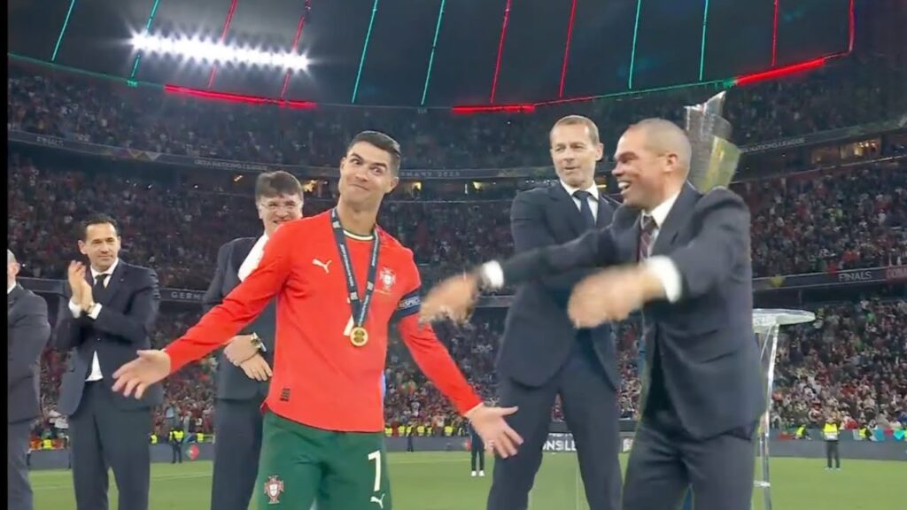 Pepe bow down to Cristiano Ronaldo during Trophy ceremony, Ronaldo hug Pepe & Portugal bowm down him