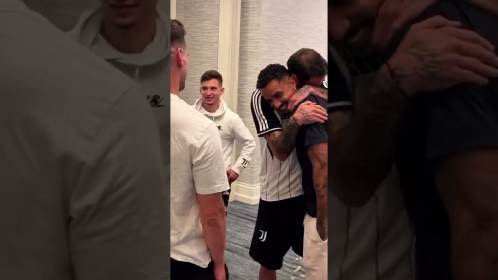 DANILO E ALEX SANDRO INCONTRANO LA JUVE! 🥹🤍🖤 #juventus #juve #alexsandro #danilo