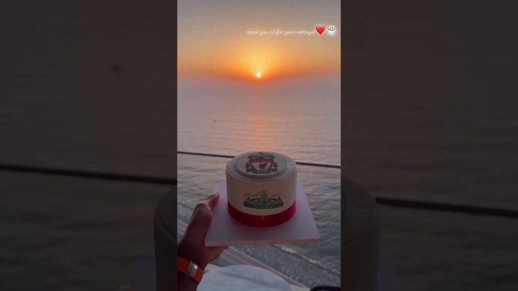 Ibrahima Konaté fête son anniversaire avec un gâteau aux couleurs du logo des Reds de Liverpool