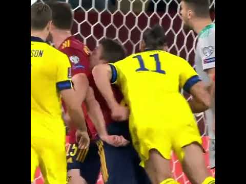 Zlatan Ibrahimović with a dirty shoulder charge on César Azpilicueta