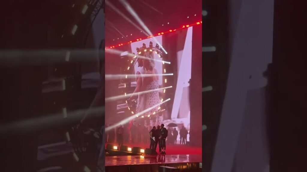 Dries Mertens ve eşi sahnede ağladı ! Gitmeseniz olmaz mı ? #mertens #ciromertens #galatasaray