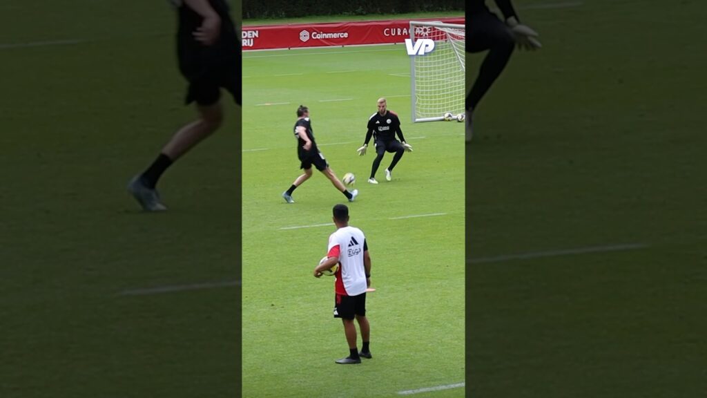 EEN FRAAI LOBJE VAN WOUT WEGHORST! 👀⚽ #Ajax #Amsterdam #Eredivisie