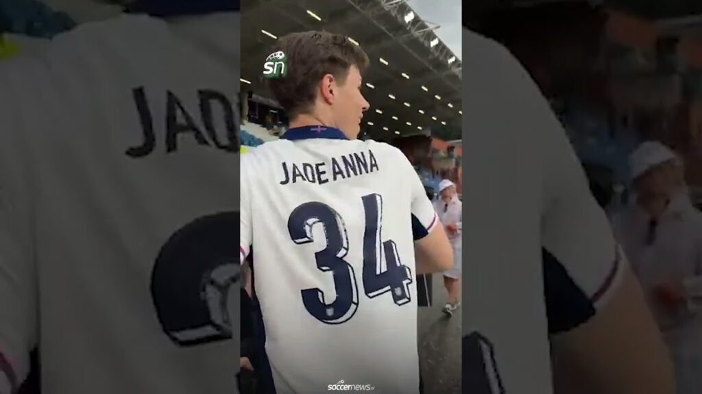 Kenneth TAYLOR ziet een bekende naam bij deze FAN in Como 😅😂