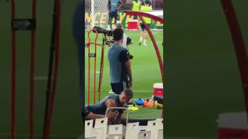 LEANDRO TROSSARD BULKING UP IN THE GYM WITH HAVERTZ BEHIND HIM #arsenal #trending #sports #football