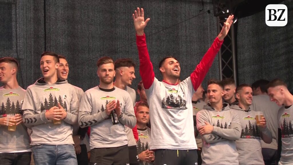 SC Freiburg-Fans feiern Vincenzo Grifo und Christian Streich