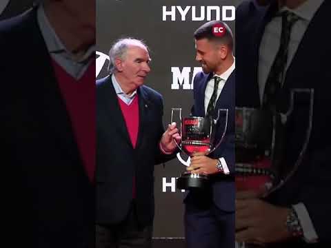 Unai Simón recoge su primer 'Zamora' de manos de Iribar