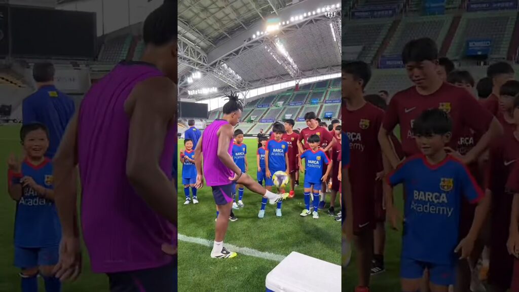 ❤️ Jules Koundé avec les joueurs de l'académie du Barça au Japon. Ça fait plaisir #football #shorts