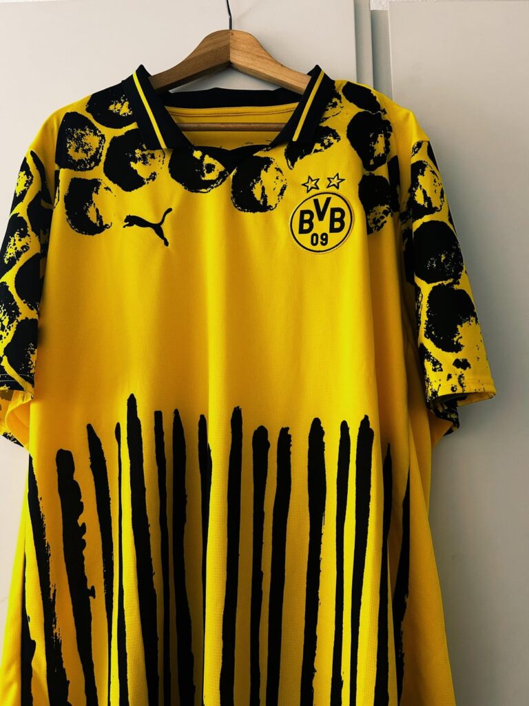 I usually don’t buy jerseys because I rarely wear them, but I got the chance to get the Club World Cup jersey without any sponsors, so I bought it. It’s probably nothing special, but I think it’s super cool because last season 1&1 was honestly more visible than the jersey itself.