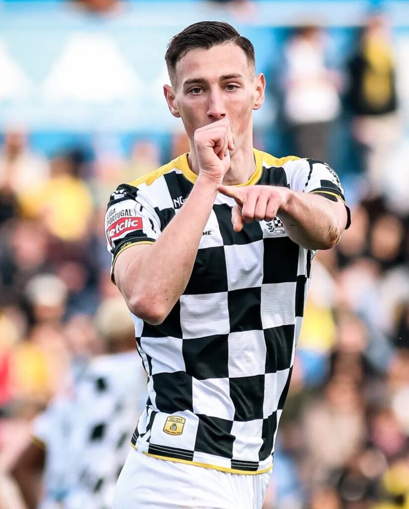 Bozenik rescinde e é jogador livre