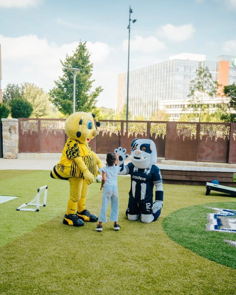 Emma and Monty teamed up to bring some joy and laughter to the kids at Children's Healthcare of ATL 🐝.