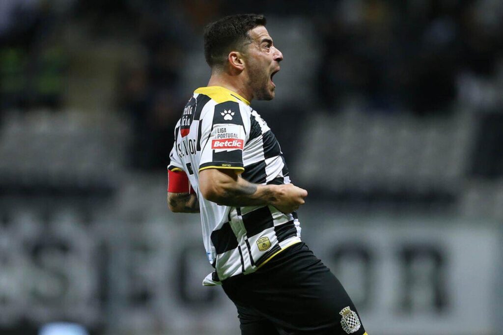 “Saio de cabeça erguida”